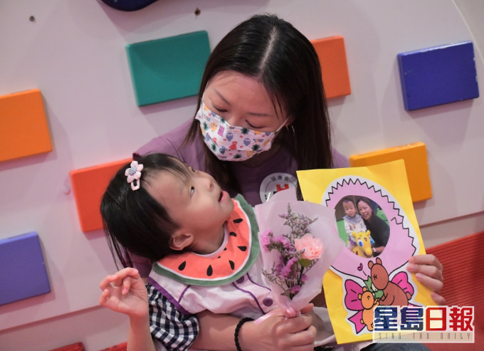 严太提到母亲节愿望,只盼望女儿希希健康快乐便足够。梁誉东摄