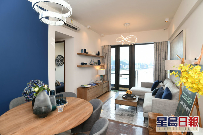 客廳外連接露台,配以高規格電動窗簾,將窗外的維港景致盡收眼底。