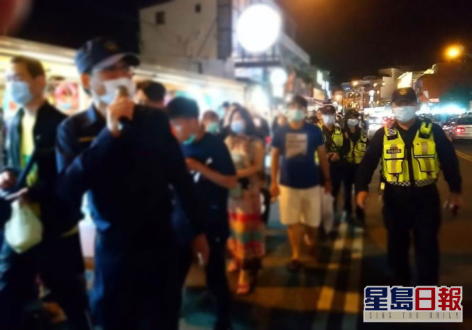 垦丁大街涌现人潮。中时