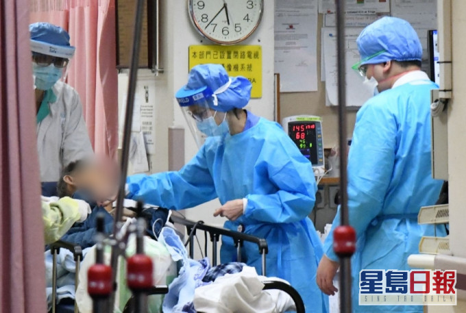 疫情下公立醫院不勝負荷,醫護人員疲於奔命。資料圖片