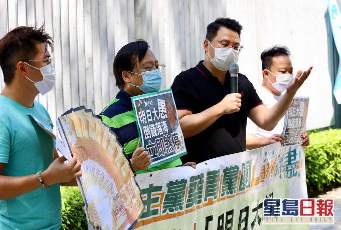 民主黨各支部今日在政府總部外舉行「流水式」示威請願行動。