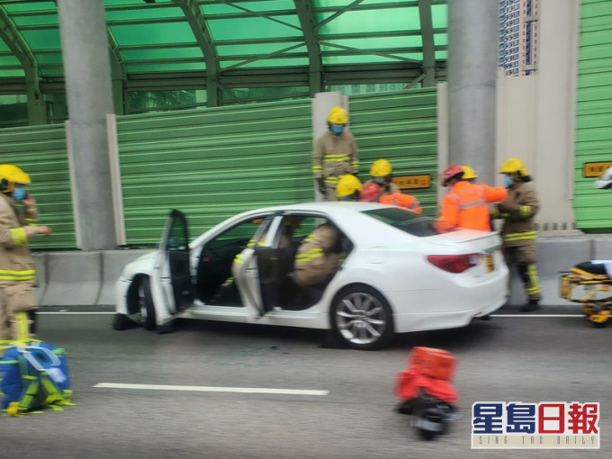 消防到場打破車窗救出司機。屯門公路塞車關注組 網民:盧浩然