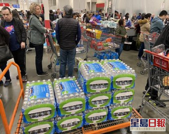 新冠肺炎疫情蔓延,澳洲市民在超市抢购。网图