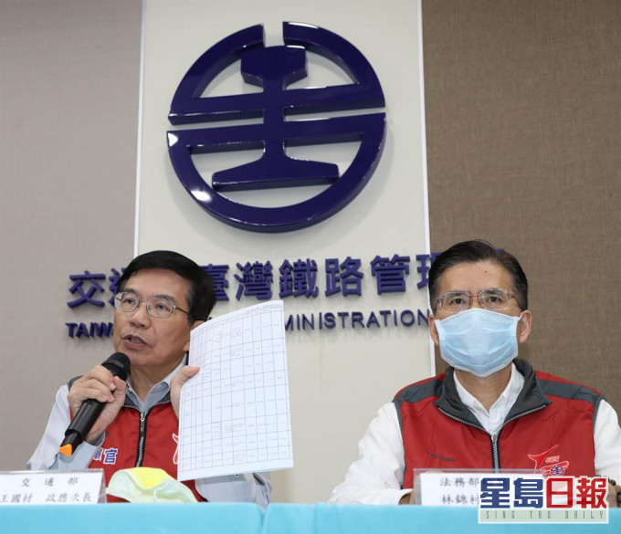 台湾交通部政次王国材（左）表示，事件死亡人数修正为50位，其中48位身分已确认，尚有2位待厘清。网上图片