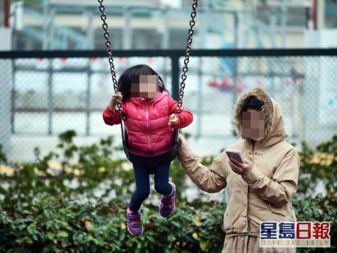 有女童玩秋千时不慎撞到年幼小孩,被对方的家长狠批无家教。资料图片(示意图)
