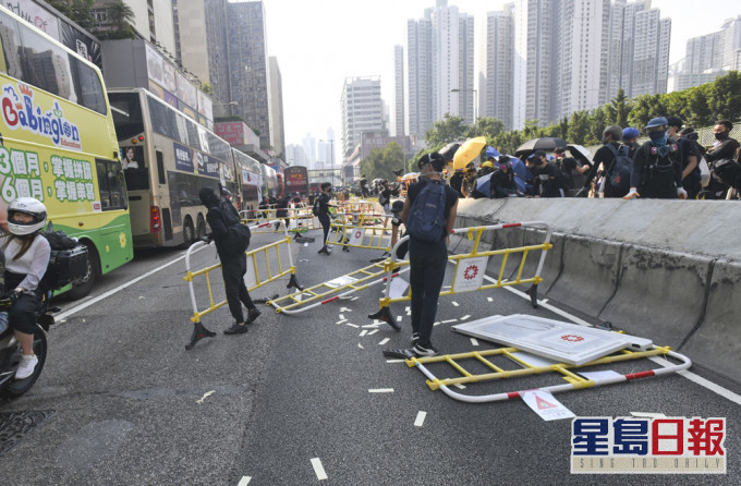 网民发起「大三罢」,示威者在多区堵路。 资料图片