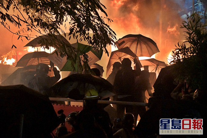 中文大學多個學生會籲社會勿遺忘去年示威者與警方嚴重衝突。資料圖片