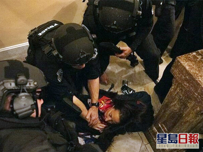 一名女示威者其後被警員開槍射傷,需由擔架送走,情況危殆,送院後不治。網圖