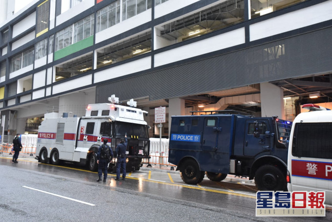水炮車及銳武裝甲車亦停泊在附近戒備。