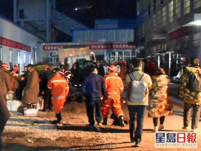 救援人员正努力将被困人士救出。新华社