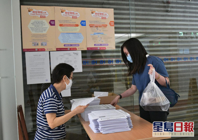 政府的1万元现金发放计划登记表格今日起可于索取或经网上下载。