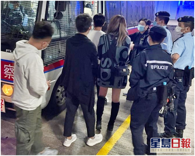 被捕男女。