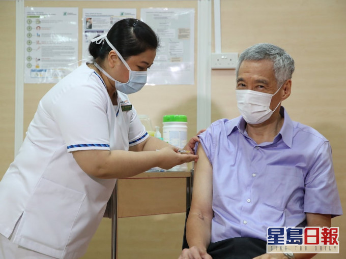 新加坡總理李顯龍周五早上到醫院注射新冠肺炎疫苗。李顯龍FB