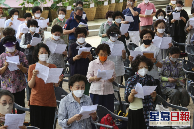 南韓增266宗確診,首爾市由今日起要求所有人在室內外戴口罩。AP圖片