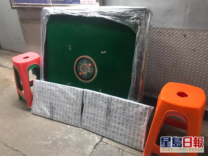 人员检获一张电动麻雀、两副麻雀及小量赌款。警方图片