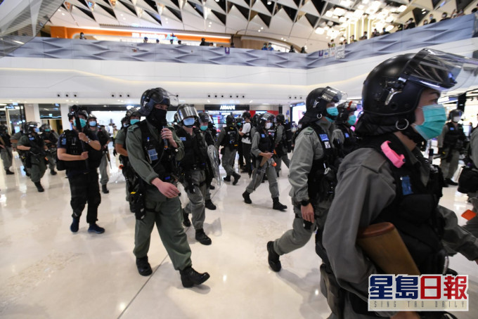 警员在商场内,共向6男1女(年龄介乎15岁至62岁)发出定额罚款通知书。