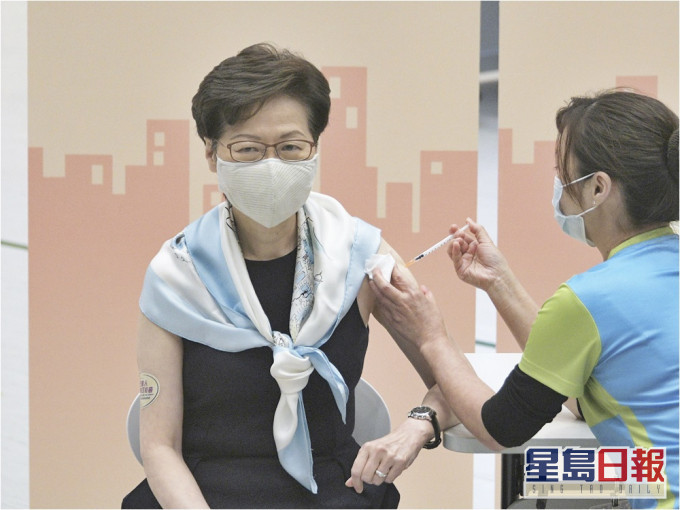 林鄭月娥表示，政府正研究當一定數量的市民接種疫苗後，或可放寬防疫措施。資料圖片