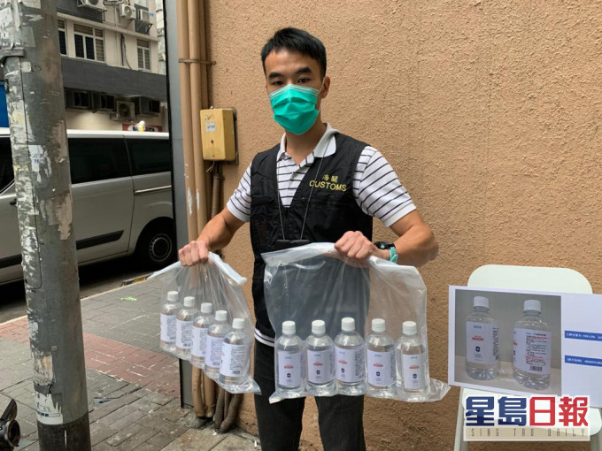 海关展示违例酒精。