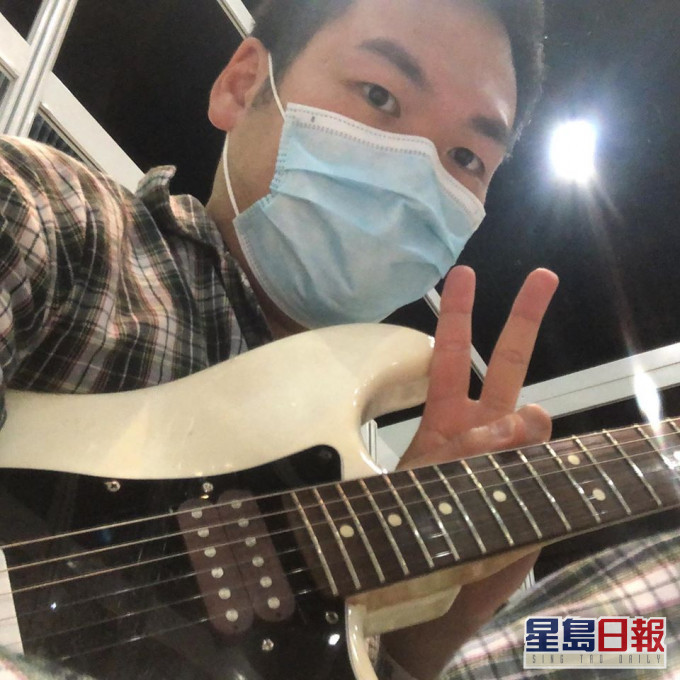 音樂人Daniel Kin在亞博館玩結他消遣。facebook圖片