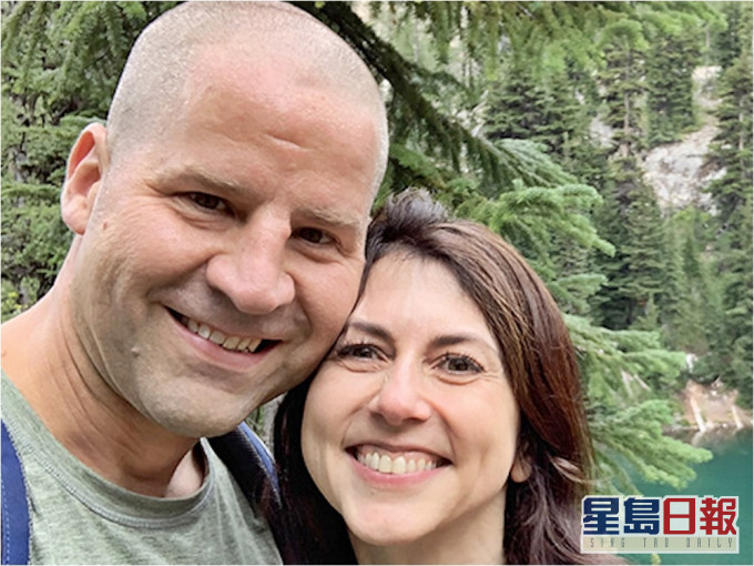 麥肯齊(右)與中學教師朱伊特(左)成婚。網圖