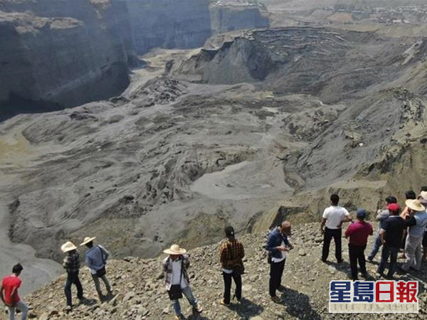 大批泥石、碎片夾雜著垃圾塌下,許多工人被壓和受困。AP