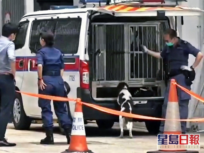 警方出動緝毒犬搜查涉案警署警長辦公室。