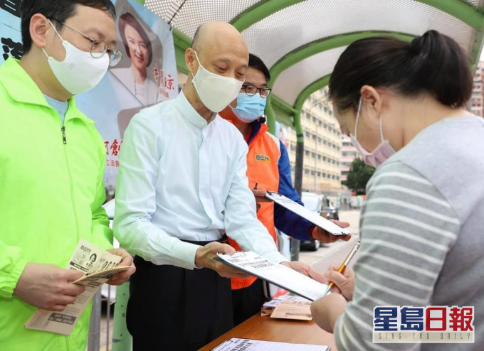 黃錦星往民建聯街站簽名。