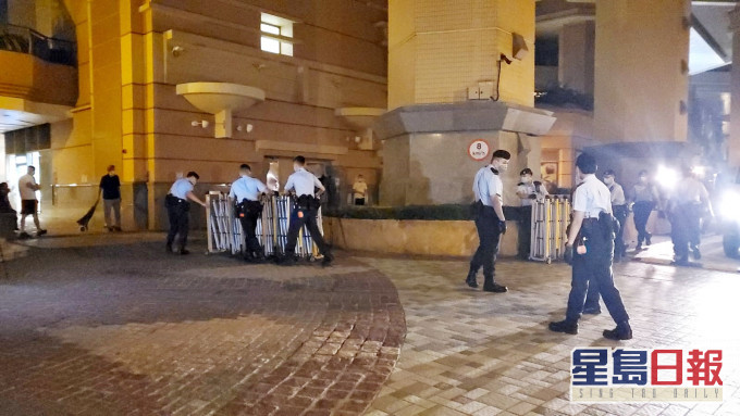 政府晚上圍封有初步確診個案的東涌映灣園第11座。