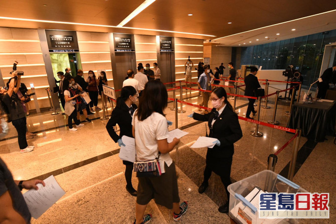 御海灣次輪銷售 不少準買家2人一組出席揀樓