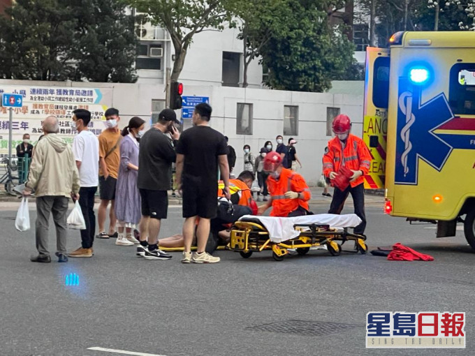 少年受傷倒地，由救護車送院治理。