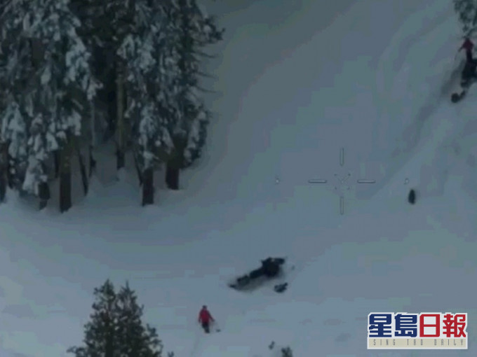 爾斯連人帶車被困在積雪山區。網圖