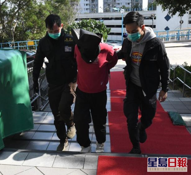 警方拘捕一名中年男子。梁國峰攝