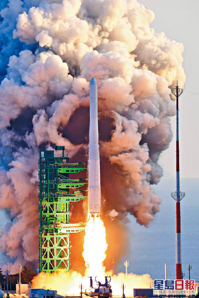 纯由南韩本国研制的「世界号」火箭，昨午在罗老太空中心点火发射升空。