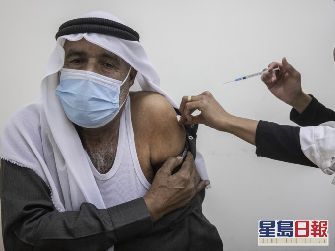 以色列至今有12%人口已接種輝瑞疫苗。AP圖片