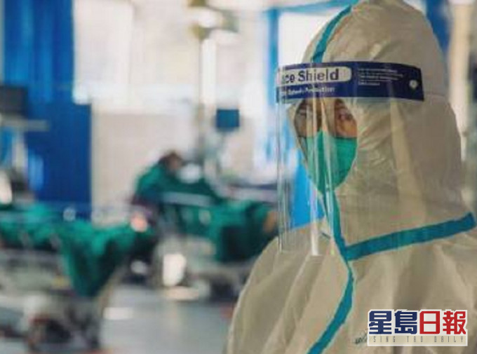 不少醫護在前線均配備全副裝備,全身包密實。AP