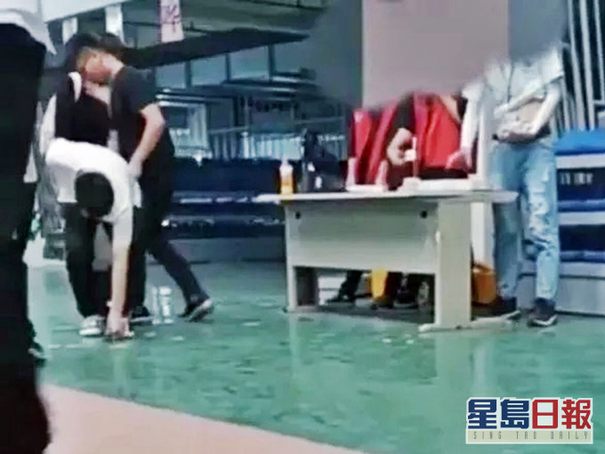 昆山台資廠扔撲克牌發工作證。影片截圖