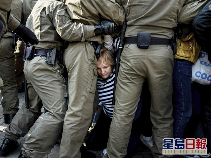 最少46人被帶返警局。AP相片
