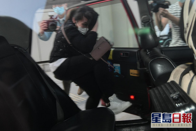 女婴姓卢母亲坐车离开法院。