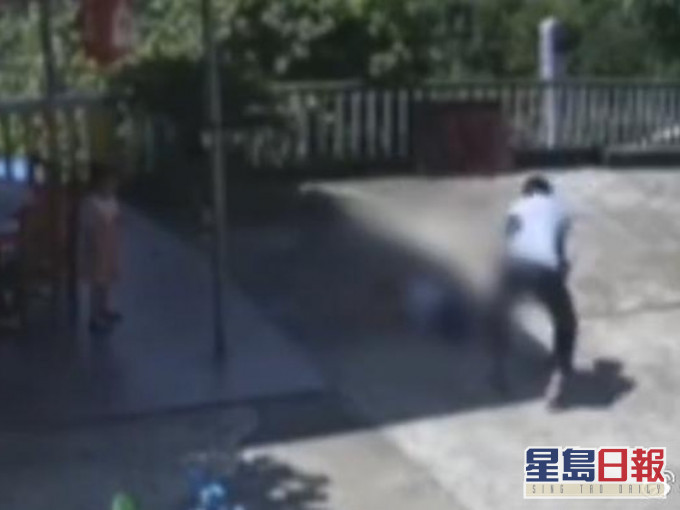 女童被男子以鋤頭不斷擊向其頭部。網圖