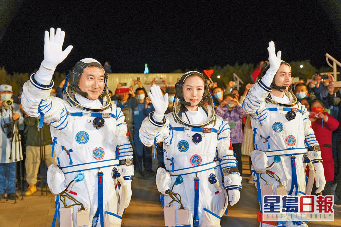 ■翟志剛(左)、王亞平(中)和葉光富(右)出征。
