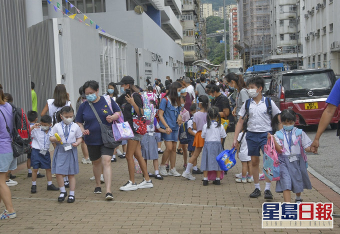 不少家长希望学校全面复课。资料图片