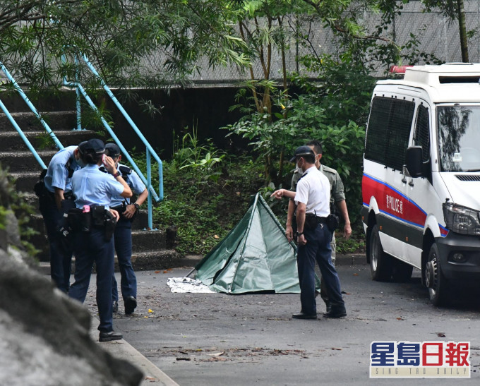 消防在馬大石澗英雄瀑布下游, 尋回失蹤男子, 將屍體停放在水務署停車場空地。