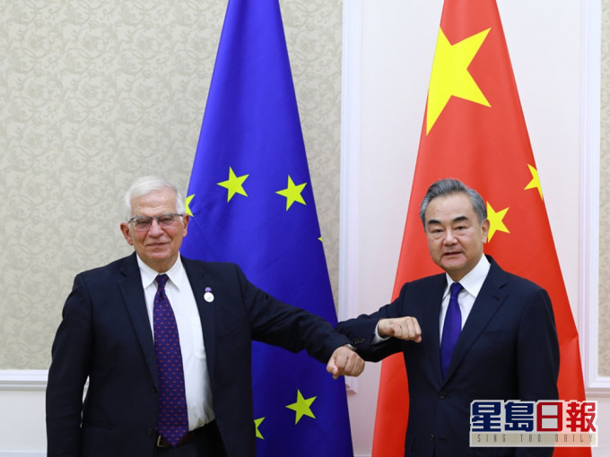 歐盟外交與安全政策高級代表博雷利（左）與國務委員兼外長王毅（右）會面。外交部相片
