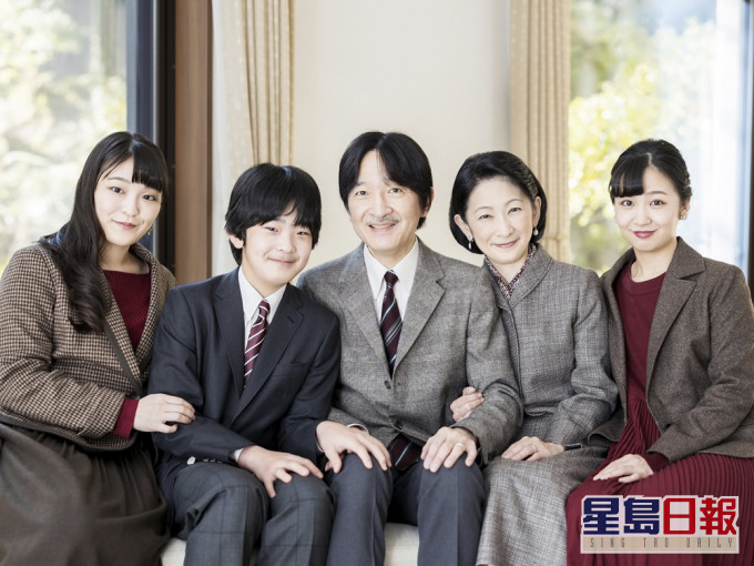 文仁親皇(右三)終於同意真子公主(右一)與男友小室圭的婚事。AP圖片
