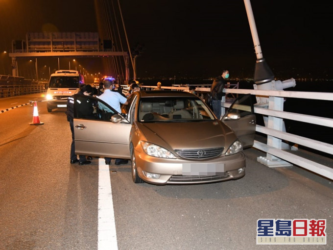 男子疑昂船洲大橋棄車跳橋。