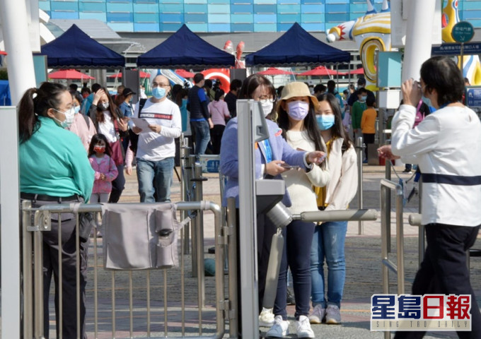 市民排隊隊輪候入場。