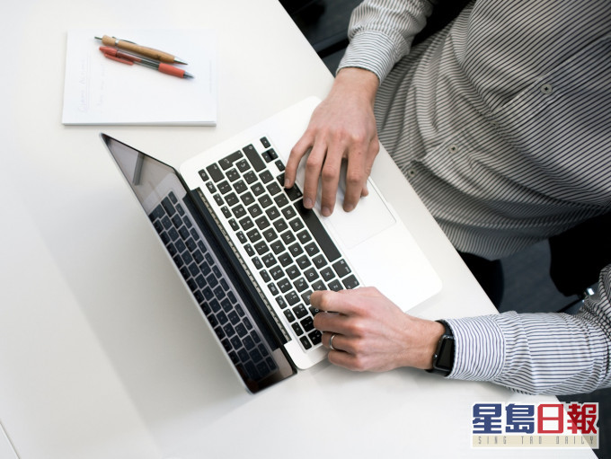 有港男指其母會致電他的上司詢問其工作表現,令他感到困擾。(示意圖)