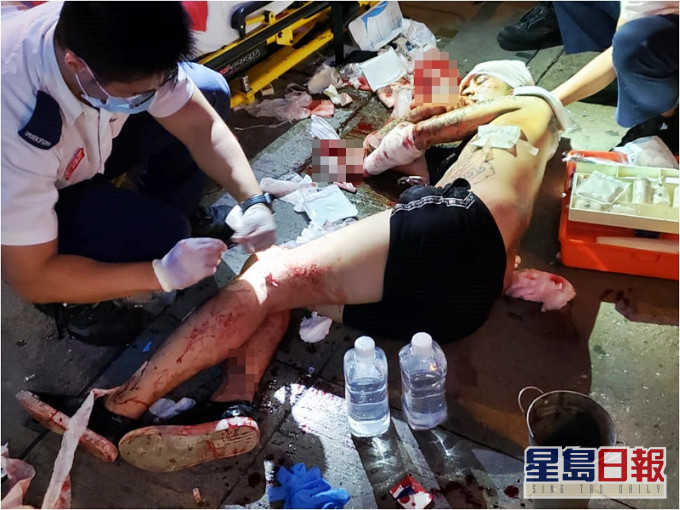 其中一名20多歲男子手腳及頭捱斬最少9刀,傷重倒地。讀者提供