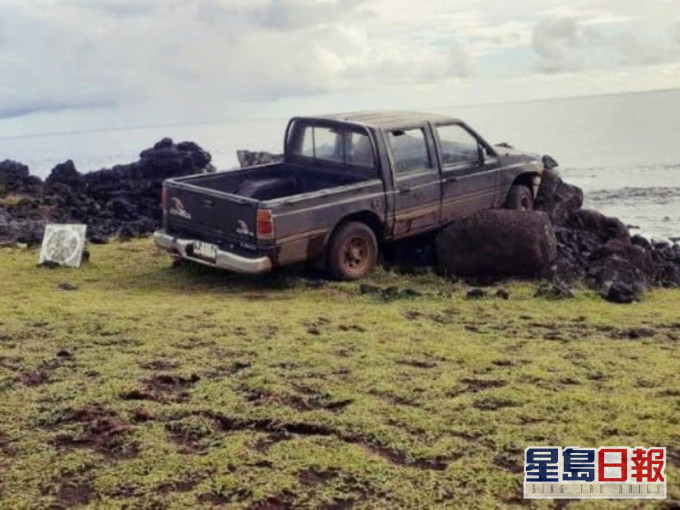 一名当地男子驾车直接冲撞一座摩艾石像。(网图)