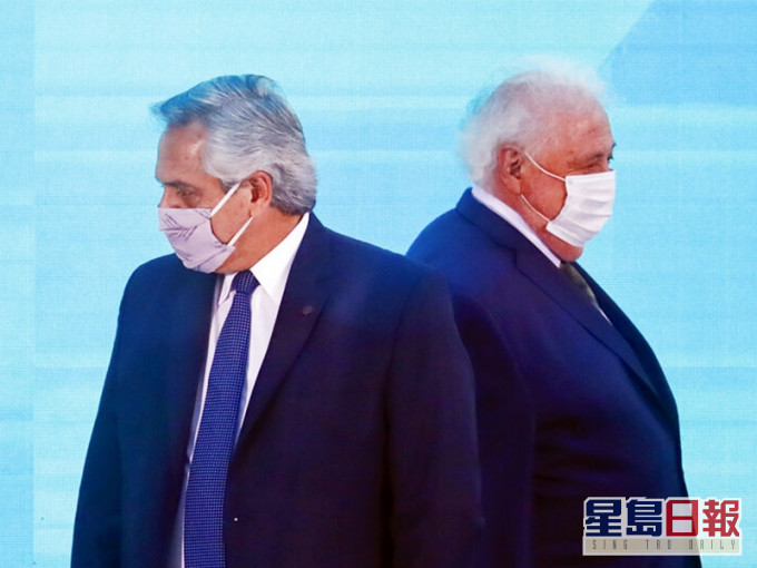 阿根廷總統費爾南德斯(左)已要求衞生部長岡薩雷斯(右)辭職。AP圖片